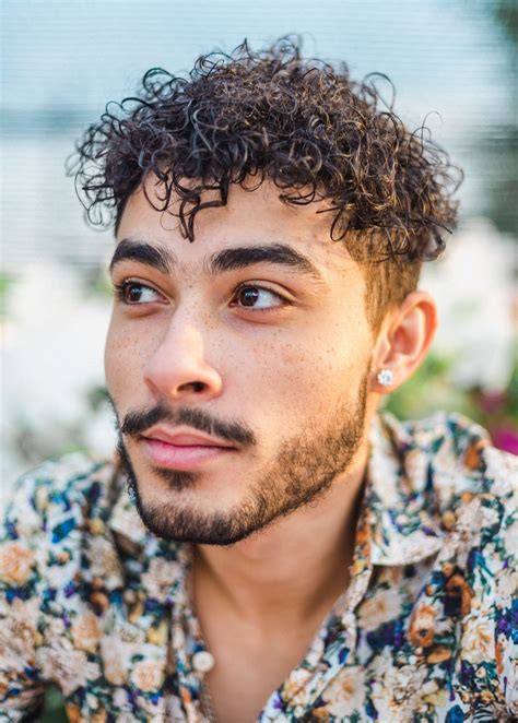 cachos de cabelo cacheado masculino.